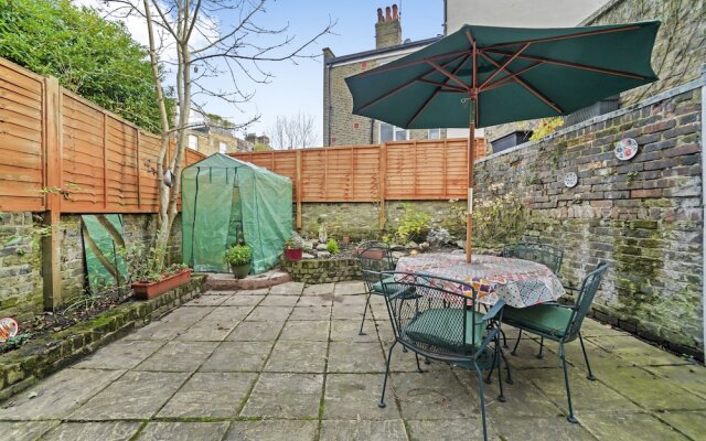 Stylish Central 2-bed Apartment With Pvt Garden