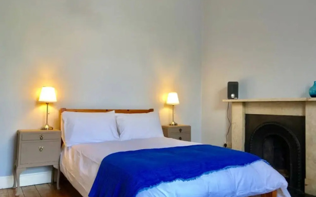 Bright, Spacious 4 Bedroom Apartment In the Old Town, Edinburgh
