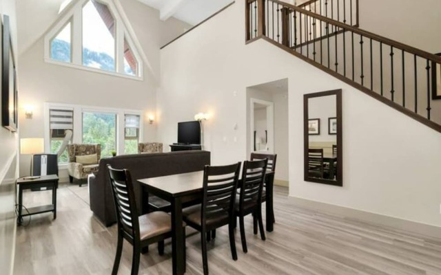 Modern 4BR Penthouse With Lake Views