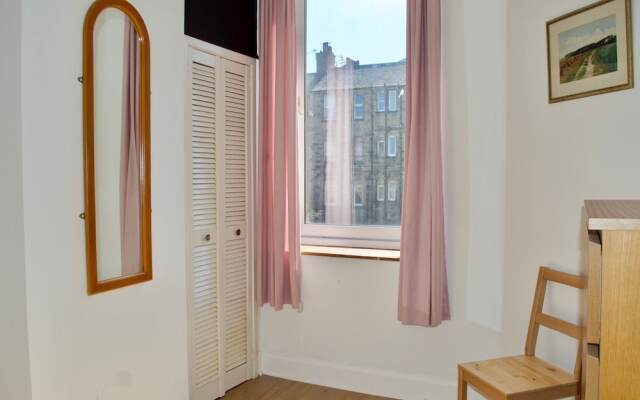 Bright 1 Bedroom Flat Near Leith