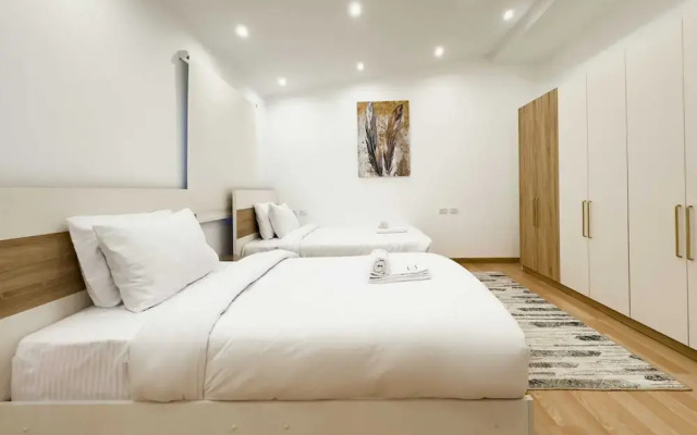 Posh & Panoramic 2bdr Rooftop 5 Min To Airport