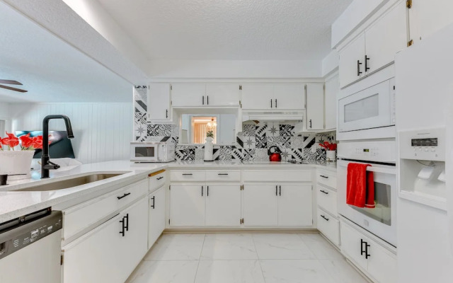 Spacious Jacksonville Home: 6 Mi to Downtown!