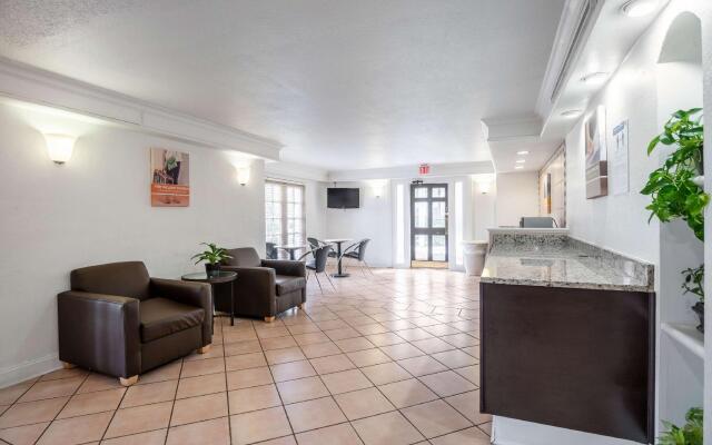 Motel 6 Hazelwood, MO
