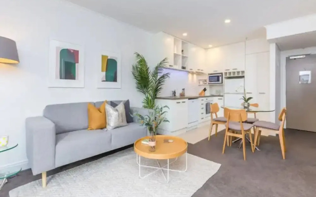 Gorgeous  Apartment With Nice View, Pool & Gym!