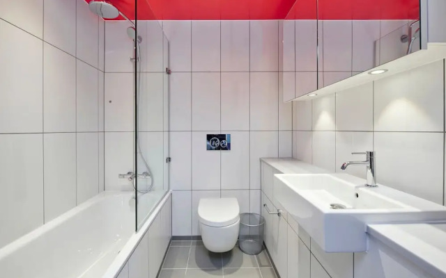 Luxuriant One-bedroom Poplar Apartment