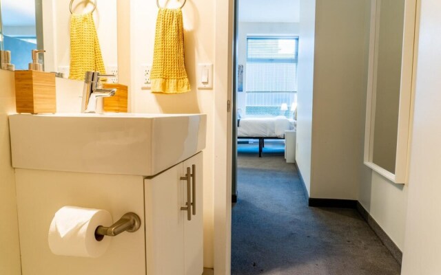 Comfy DT Loft w Parking Rooftop Patio BBQ Gym