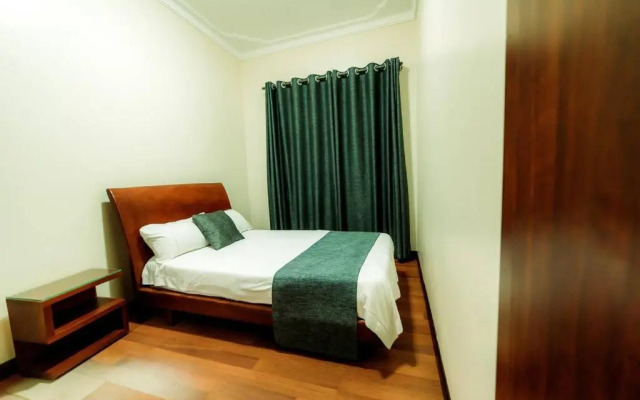 JULZ Place 3 bedroom Apartment with a lake view