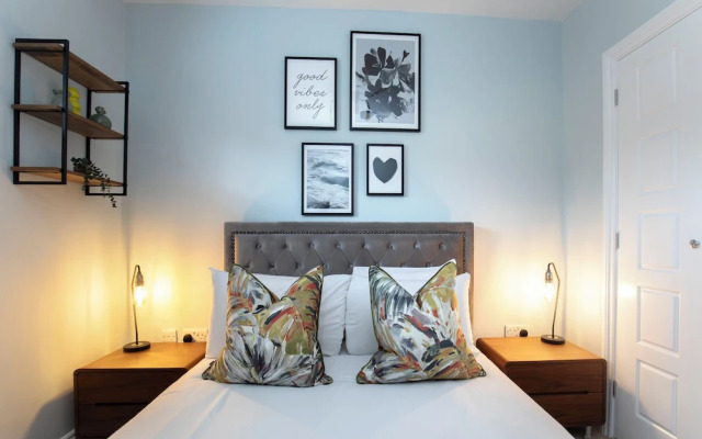 Elliot Oliver -Stylish 2 Bedroom Apartment With Parking In The Docks