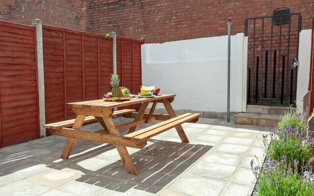 Cosy Home Near Station, Parking, Netflix, Sleeps 5