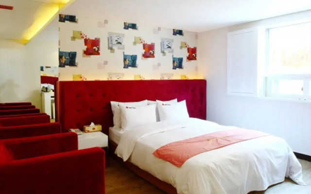 Q Hotel