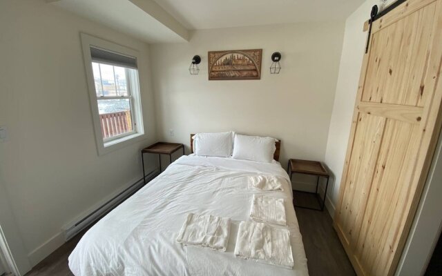 Lovely 1 Bedroom Condo With Free Parking And Balcony