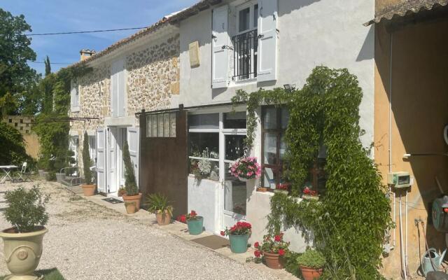 Appt 2 pieces dans Mas provençal