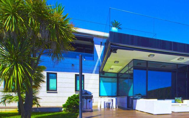 Posh Villa With Pool, Garden & Ocean Views in Sansenxo