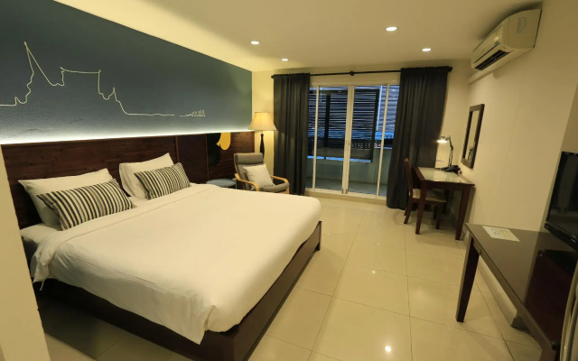 The Royal Bee Apart Hotel