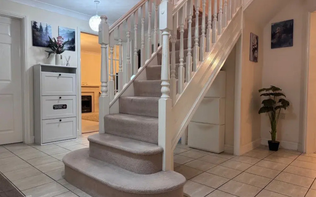 Spacious 4Bd House With Character In Coventry