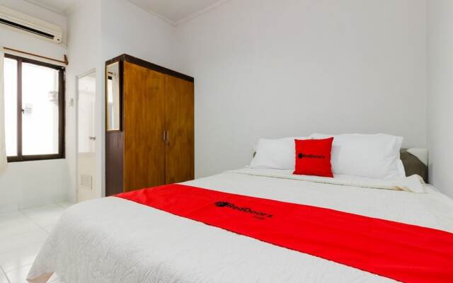RedDoorz Syariah near Pondok Indah Mall 3