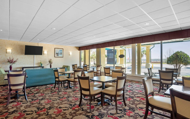 Quality Inn & Suites near Lake Eufaula