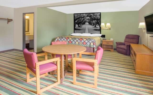 Super 8 by Wyndham Champaign