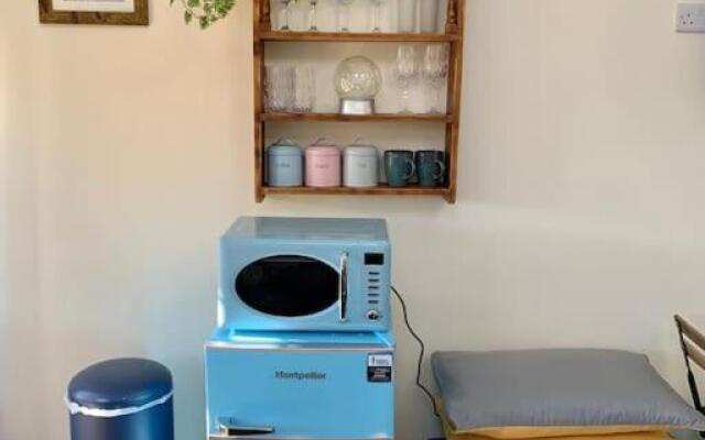 The Snug in Cheltenham, Leckhampton - A Cosy & Unique Space