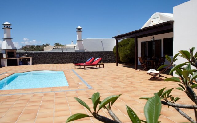 Spacious Villa in San Bartolomé With Swimming Pool