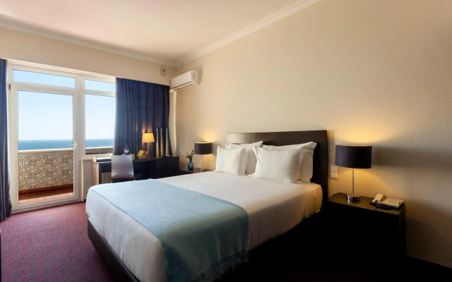 Carcavelos Beach Hotel