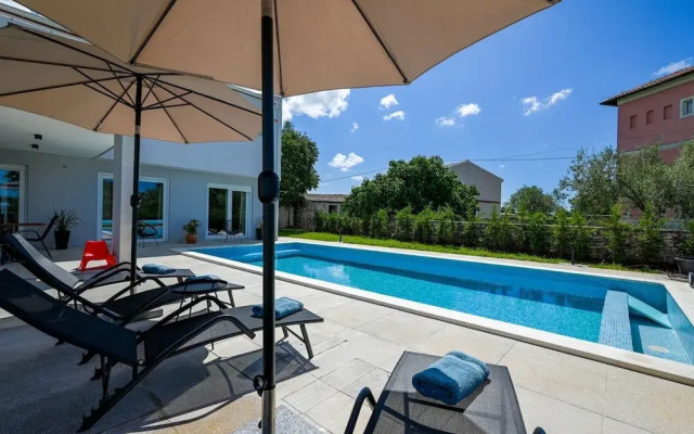 Matohanci Dazzling Villa With Pool