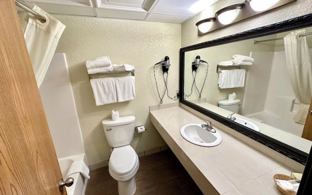 Mackinaw Beach & Bay Inn & Suites