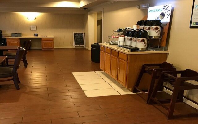 Holiday Inn Express & Suites Lancaster by IHG