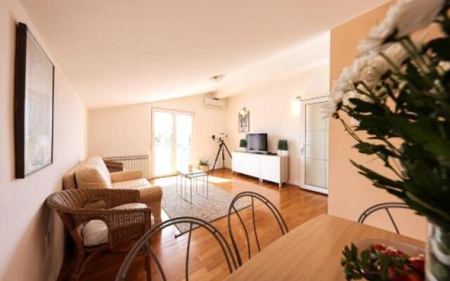Apartment and Rooms Santini