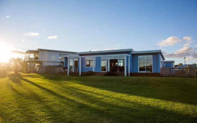 Waterfront Wonder - Matarangi Holiday Home