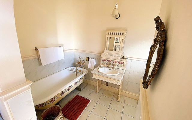 Sherwood's Country House