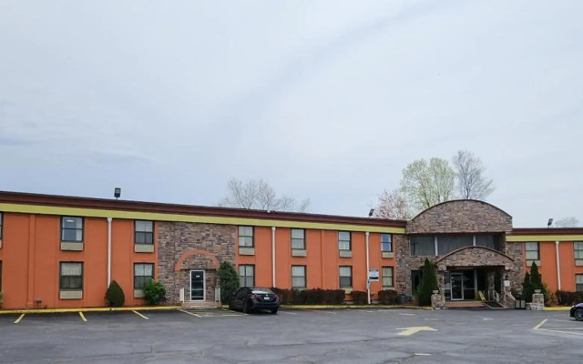Townhouse Inn & Suites