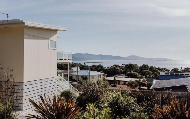 The Watch House - Panoramic Views of Bicheno Ocean