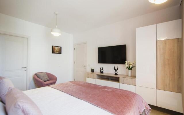 Romantic getaway at West Residence