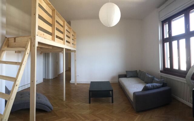 Baroque Hostel & Coworking