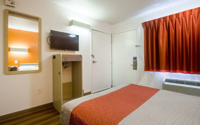 Motel 6 – Lakewood, CO