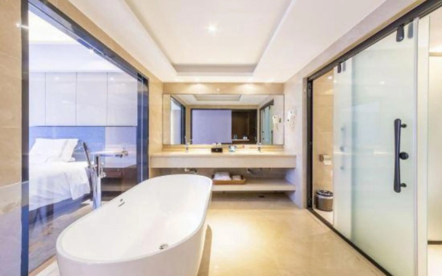 Huayan Hotel (Maoming Shuidong Huijing Plaza)