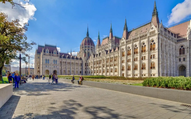 Riverbank Apartment At Parliament