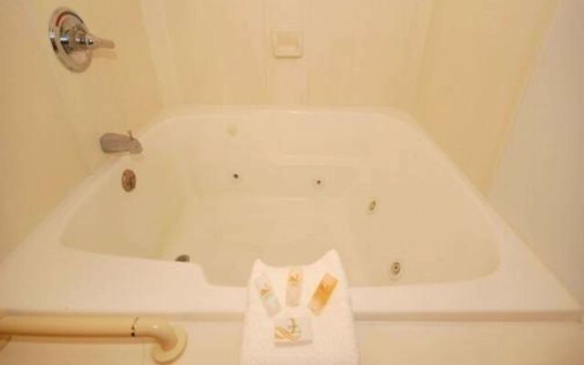 Econo Lodge Inn & Suites