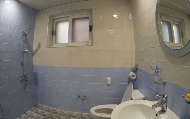 HI Guest House - Hostel