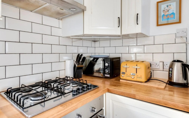 Tasteful 3-BR House -Private Parking Florence Park