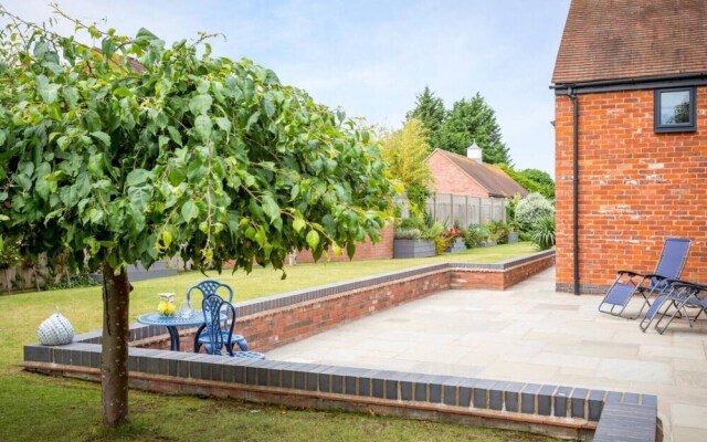 Cotswold Barn Conversion With Private Hot Tub