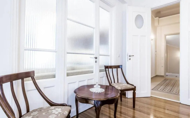Neoclassical apartment with 3 bedrooms in Piraeus