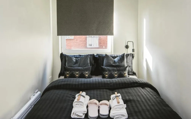 Luxe Living in a 2-bedroom Canary Wharf Haven