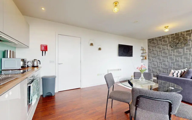 Basildon - 2 Bed Flat - Sleeps 5 - Near Station