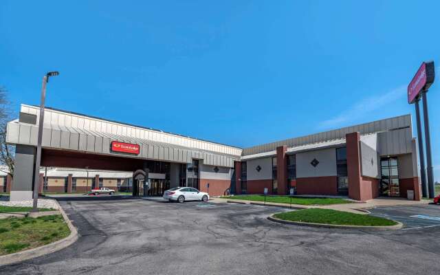 Econo Lodge Inn & Suites