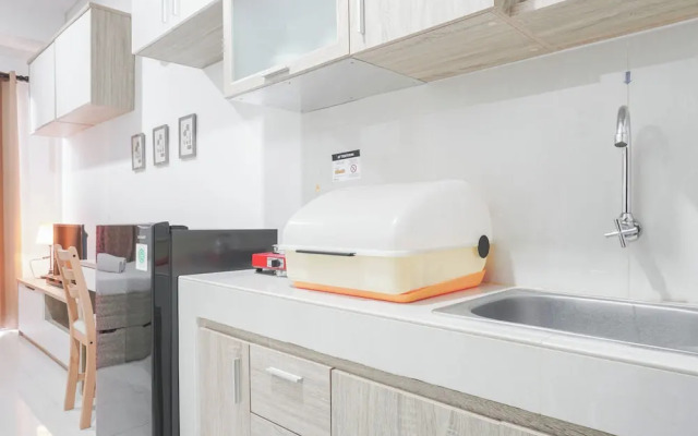 Cozy Studio Apartment with Super Single Bed at Springwood Residence