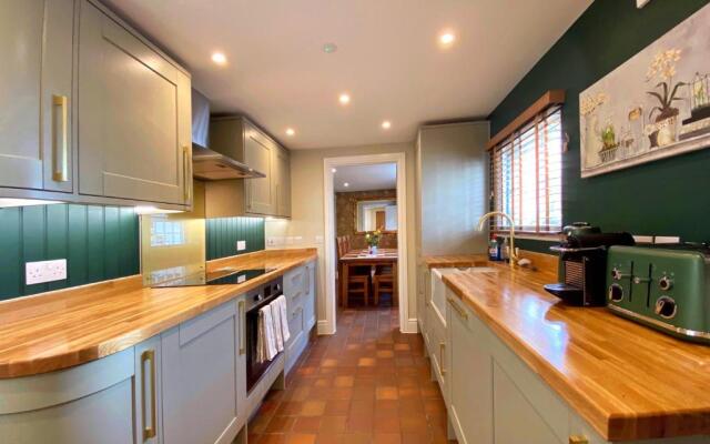Hambrook House Canterbury - NEW luxury guest house with spa tub
