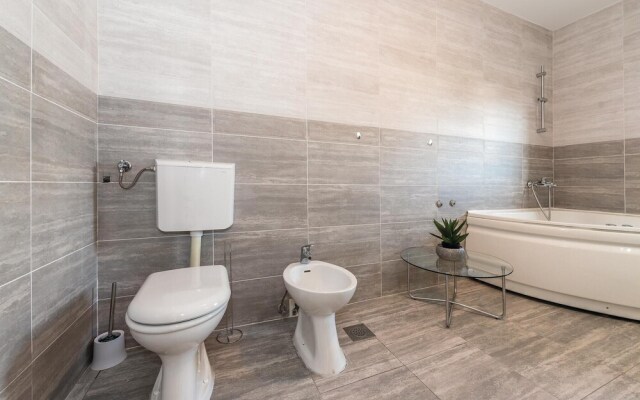 Beautiful Home in Brodarica With Wifi and 4 Bedrooms