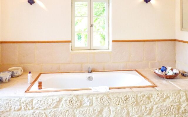 House With 6 Bedrooms in Montignac-charente, With Private Pool, Enclos